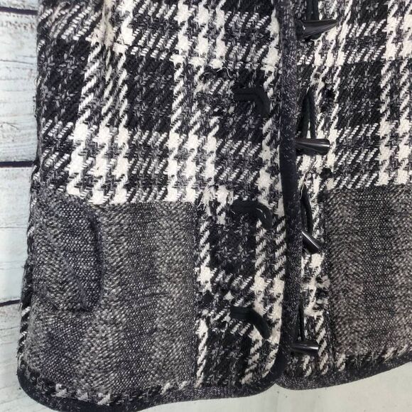 BKE Women’s Black White Plaid Toggle Vest Wool Blend Size L Sleeveless Winter La - Picture 4 of 7